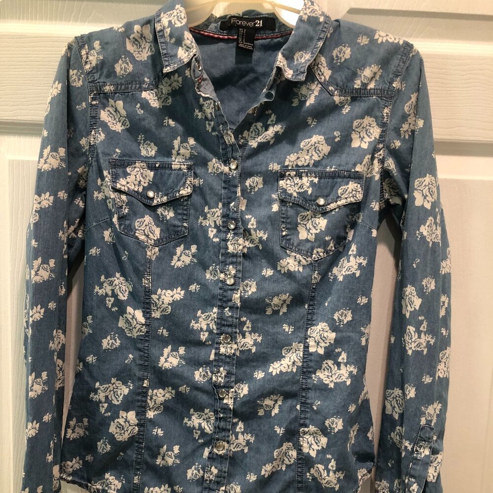 Forever 21 Women's Floral Denim Shirt  Size Small Pearl Snaps